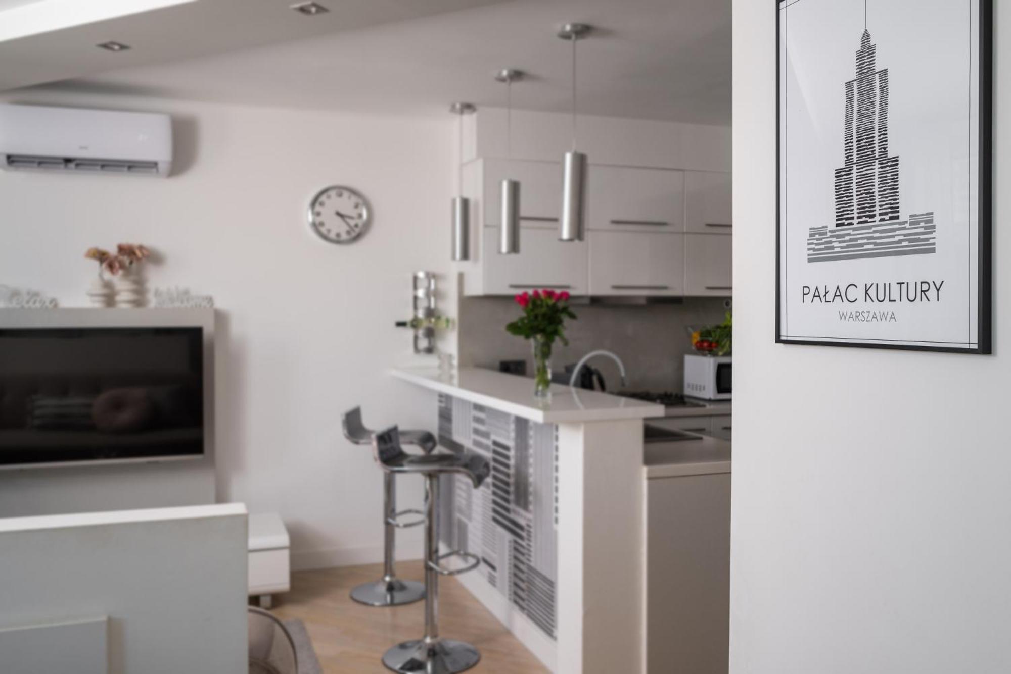 Air-conditioned Premium Loft Skyline Only 900 M To Station Apartament Warszawa