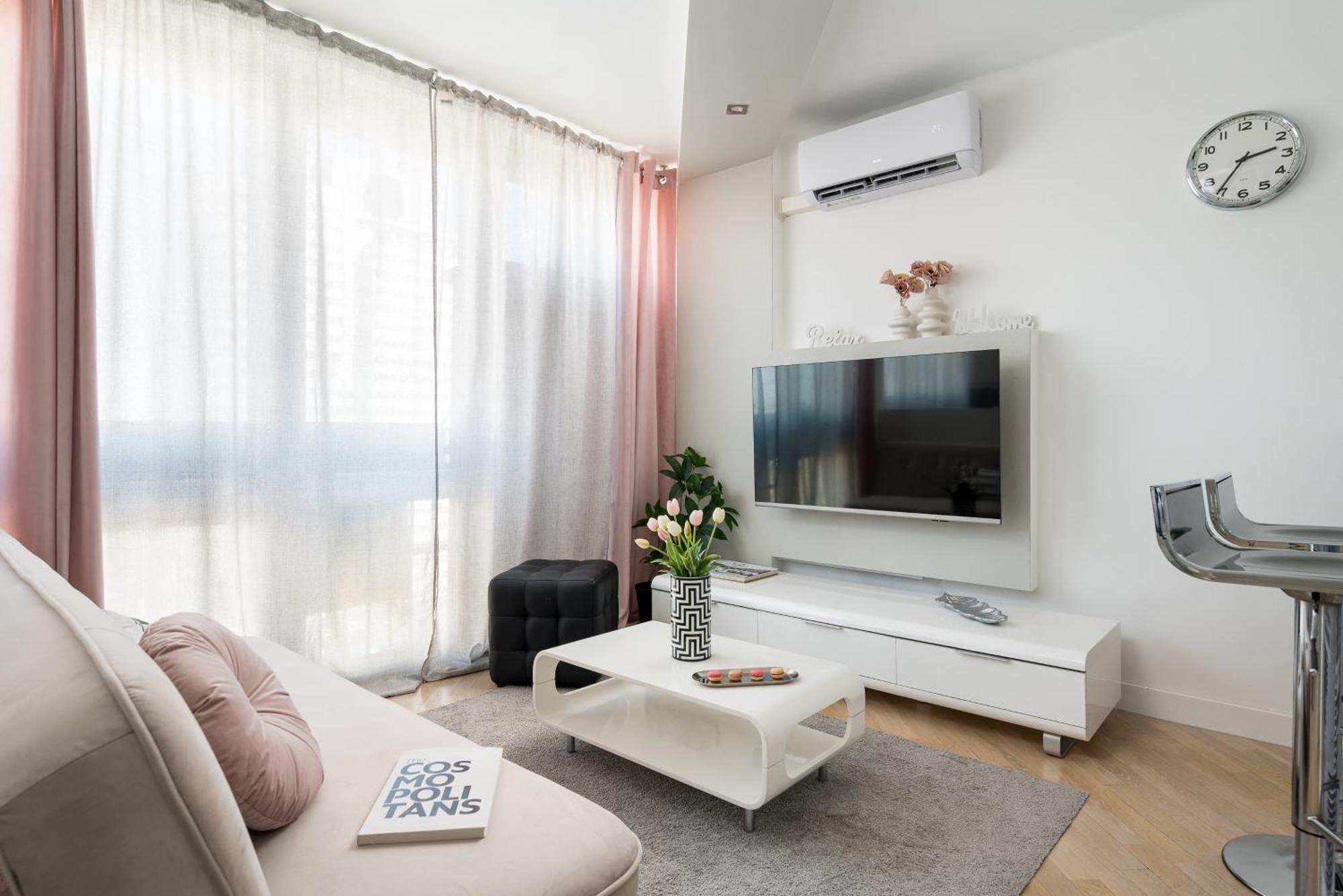 Air-conditioned Premium Loft Skyline Only 900 M To Station Apartament